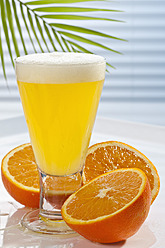 Glas Orangenlimonade neben Orangen auf dem Tisch, Nahaufnahme - CSF016407