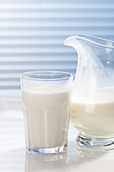 Glas und Krug mit Milch, Nahaufnahme - CSF016417