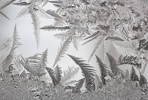 Österreich, Fenster mit Eiskristall bedeckt, Nahaufnahme, lizenzfreies Stockfoto