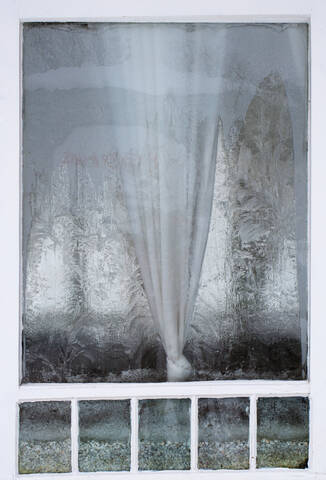 Österreich, Fenster mit Eiskristall, lizenzfreies Stockfoto
