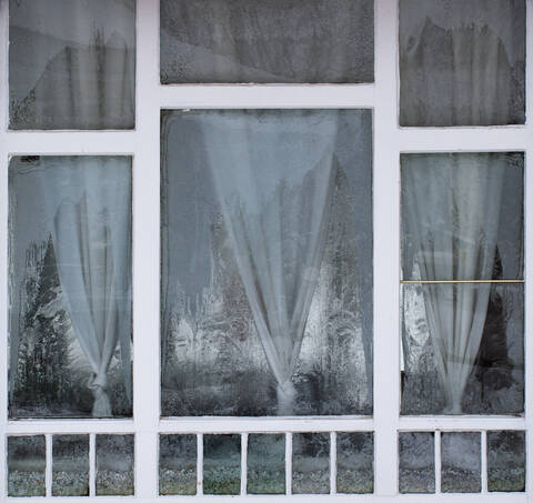 Österreich, Fenster mit Eiskristall, lizenzfreies Stockfoto