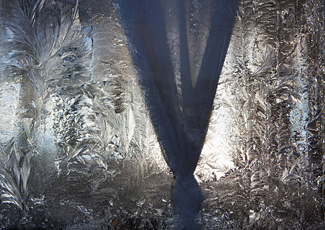 Österreich, Fenster mit Eiskristall - WW002632