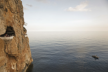 Spanien, Menorca, Cala en Porter, Blick auf Höhlendisco und Bar Cova d'en Xoroi - MS002806