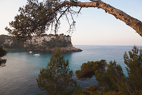 Spanien, Menorca, Blick auf Cala Galdana an der Südküste - MSF002803