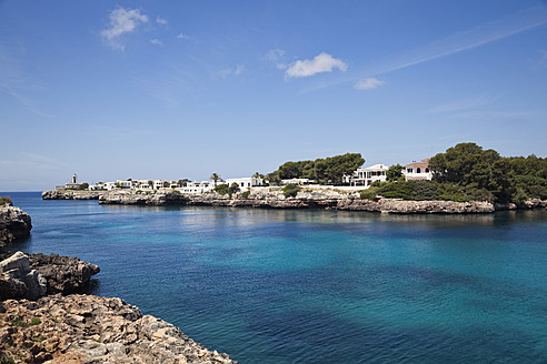Spanien, Menorca, Ciutadella, Blick auf die Einfahrt in den geschützten Hafen - MS002795