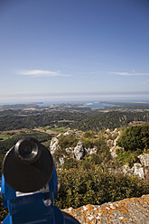 Spanien, Menorca, Blick vom Berg El Toro mit münzbetriebenem Fernglas im Vordergund - MS002792