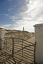 Spanien, Menorca, Leuchtturm von Cap de Favaritx mit geschlossenem Tor im Vordergrund - MS002790