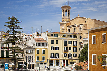 Spanien, Menorca, Blick auf den Placa Espanya und die Kirche Santa Maria im Hintergrund - MS002782