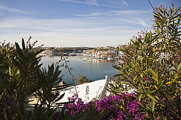 Spanien, Menorca, Blick auf das Dorf Es Castell - MS002775