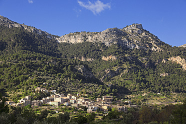 Spain, Mallorca, View of Estellencs in Tramuntana mountains - MS002765