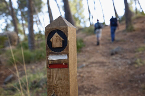 Spanien, Mallorca, Holzpfosten auf Wanderweg im Tramuntana-Gebirge, lizenzfreies Stockfoto