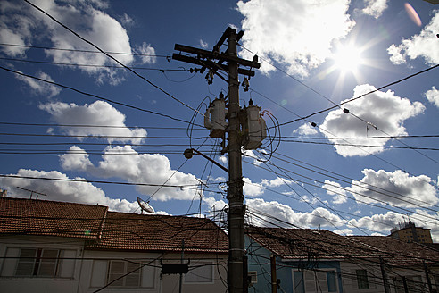 Brasilien, Sao Paulo, Blick auf Strommast gegen Himmel - NDF000309