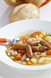 Schüssel Bohnensuppe mit Karotten, Kartoffeln und Miniwürstchen, Nahaufnahme - CSF016451