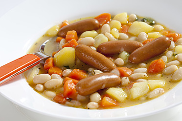 Schüssel Bohnensuppe mit Karotten, Kartoffeln und Miniwürstchen, Nahaufnahme - CSF016452