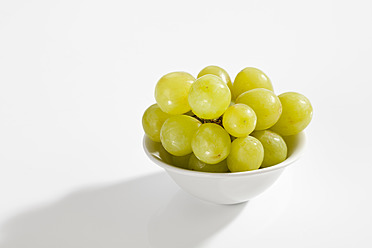 Schale mit Weintrauben auf weißem Hintergrund, Nahaufnahme - CSF016467