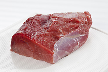 Rohes Stück Rindfleisch auf Seidenpapier, Nahaufnahme - CSF016506