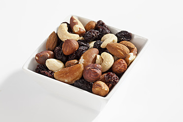 Variety of nuts and raisins in bowl, close up - CSF016515