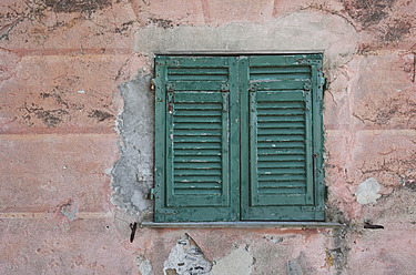 Italy, Liguria, Window with shutters - GWF002114