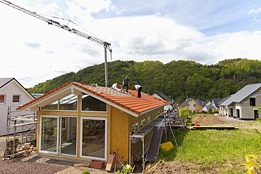 Europa, Deutschland, Rheinland-Pfalz, Bau eines Hausdaches - CSF016529