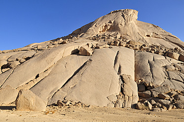 Algerien, Riesige Granitkuppel in Tehenadou - ESF000175