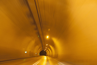 Deutschland, Bayern, Beleuchteter Straßentunnel bei Nacht - TCF003301