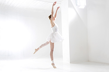 Young woman performing ballet dan - MAEF005778