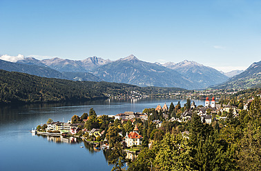 Österreich, Kärnten, Blick auf Millstatt und den Millstatter See - HHF004315