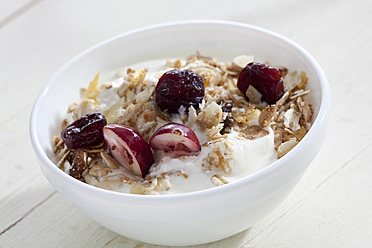 Bowl of yogurt with muesli and cranberries - CSF016555