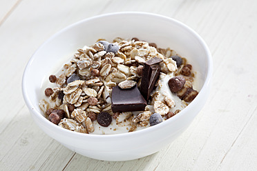 Bowl of yogurt with muesli and chocolate - CSF016556