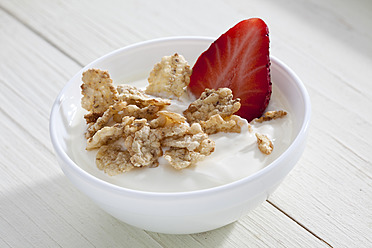 Schale Joghurt mit Cornflakes, Müsli und Erdbeere - CSF016559