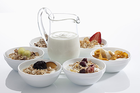 Karaffe Joghurt um Schalen von Müsli Joghurt mit Früchten auf weißem Hintergrund - CSF016563
