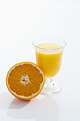 Glas Orangensaft mit Orange auf weißem Hintergrund, Nahaufnahme - CSF016612