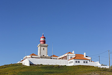 Portugal, Blick auf den Leuchtturm Cabo da Roca im Naturpark Sintra Cascais - FOF004683