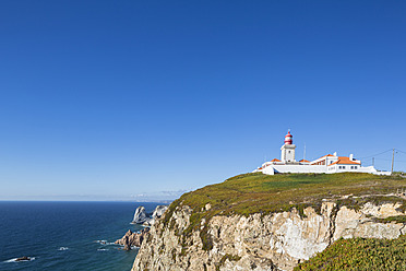 Portugal, Blick auf den Leuchtturm Cabo da Roca im Naturpark Sintra Cascais - FOF004684