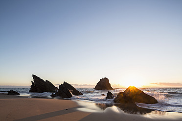 Portugal, Blick auf Praia da Adraga bei Sonnenuntergang - FOF004687