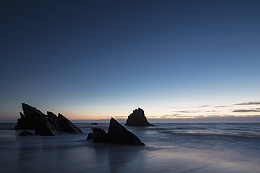 Portugal, Blick auf Praia da Adraga zur blauen Stunde - FOF004698