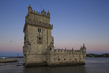 Portugal, Lissabon, Blick auf den Turm von Belem - FOF004701