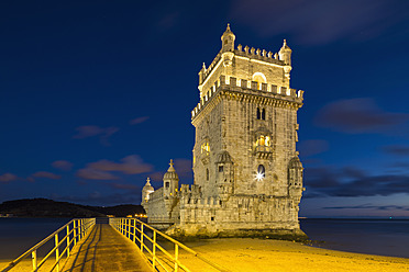 Portugal, Lissabon, Blick auf den Turm von Belem - FO004703