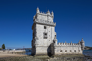 Portugal, Lissabon, Blick auf den Turm von Belem - FOF004706