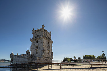 Portugal, Lissabon, Blick auf den Turm von Belem - FOF004707