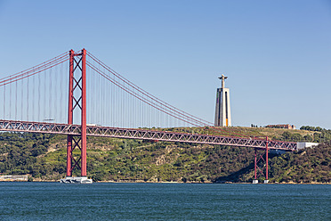 Portugal, Lissabon, Blick auf die Brücke 25 de Abril und Cristo-Rei am Tejo - FO004710