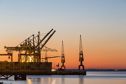 Portugal, Lissabon, Blick auf den Containerhafen am Fluss Tejo - FOF004716