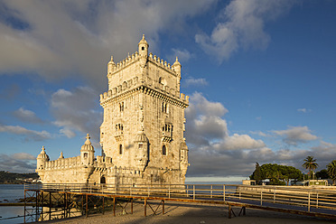 Portugal, Lissabon, Blick auf den Turm von Belem - FOF004724