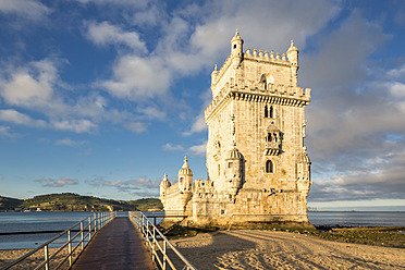 Portugal, Lissabon, Blick auf den Turm von Belem - FOF004725