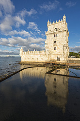 Portugal, Lissabon, Blick auf den Turm von Belem - FOF004726