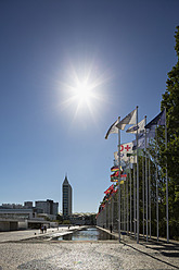 Portugal, Lissabon, Flaggen der Nationen im Parque das Nacoes - FO004729