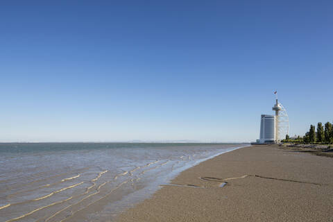 Portugal, Lissabon, Blick auf den Vasco-da-Gama-Turm und die Sana-Hotels am Fluss Tejo, lizenzfreies Stockfoto