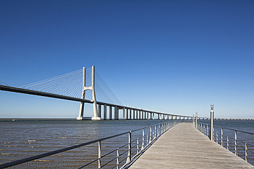 Portugal, Lissabon, Blick auf die Vasco-da-Gama-Brücke am Tejo - FO004735