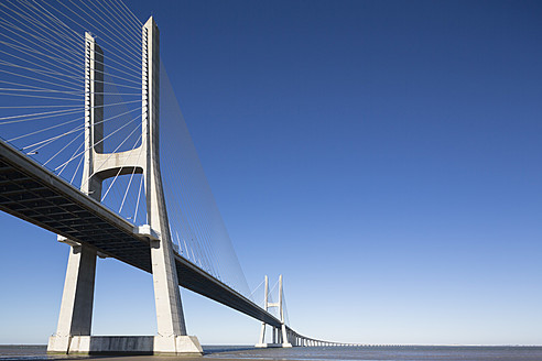 Portugal, Lissabon, Blick auf die Vasco-da-Gama-Brücke am Tejo - FO004736