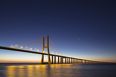 Portugal, Lissabon, Blick auf die Vasco-da-Gama-Brücke am Tejo - FO004740